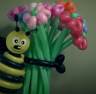 Große farbenfrohe Biene an einem Blumenstrass als Ballonmodellage.