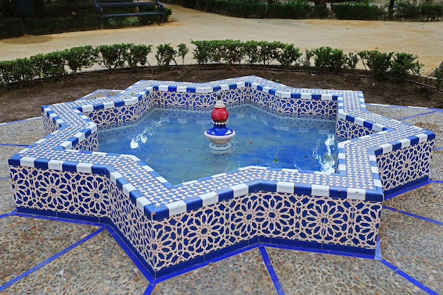 Fuente de azulejos con forma de estrella.