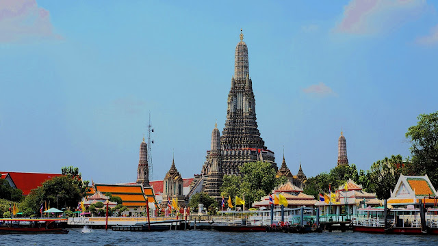 Wat Arun seen from the ferry