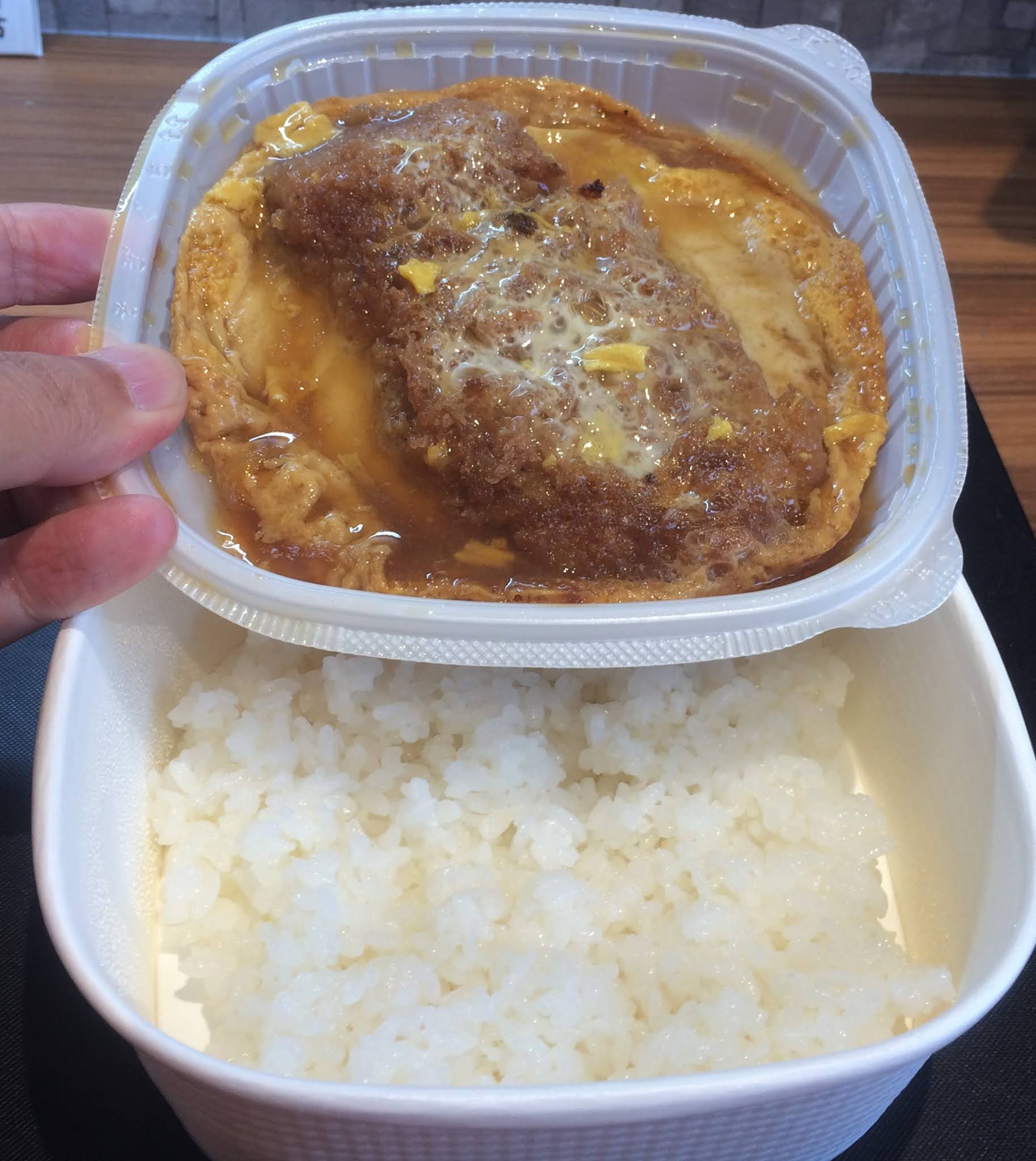 実食 セブンイレブンの味しみ特製ロースかつ丼21をレビュー カロリーは コンビニ研究本部新ジャンル調査室 コンビニ サラリーマン総研 最新コンビニグルメがわかるブログ 実食 セブンイレブンの味しみ特製ロースかつ丼21をレビュー カロリーは コンビニ研究本部新ジャンル調査室 コンビニ サラリーマン総研 最新コンビニグルメがわかるブログ