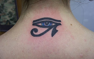 TATTOO TATUAJE EN LA ESPALDA OJO DE HORUS AMULETO