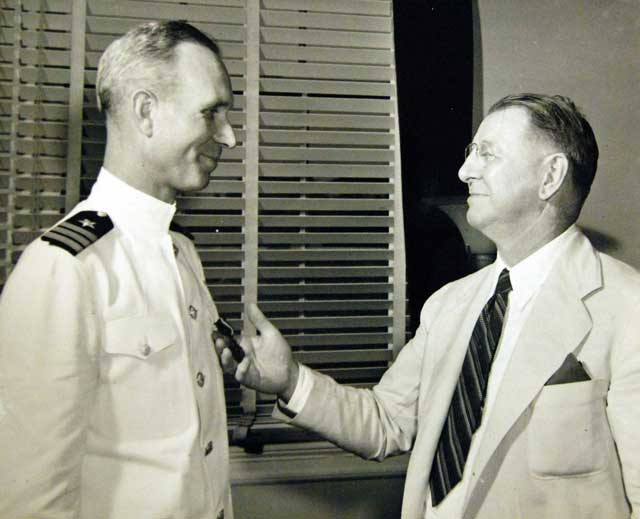 Commander Paul Talbot receives the Navy Cross for his leadership on the night of 24 January 1942 worldwartwo.filminspector.com