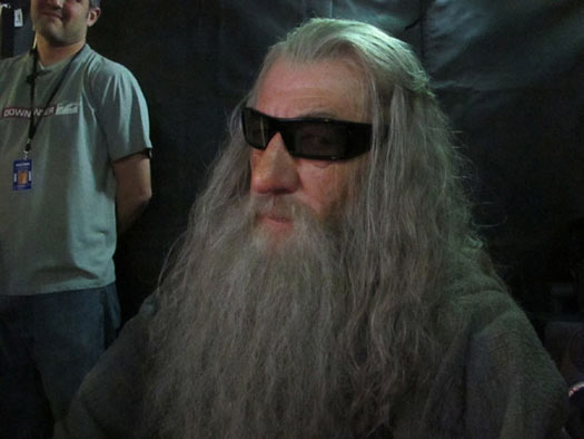 Ian McKellen, vestido de Gandalf, brinca com óculos 3D