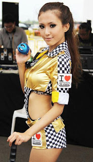 Essanne Yuxuan Singapore Sexy Model Sexy Golden Leather Dress In Race Car Show 11
