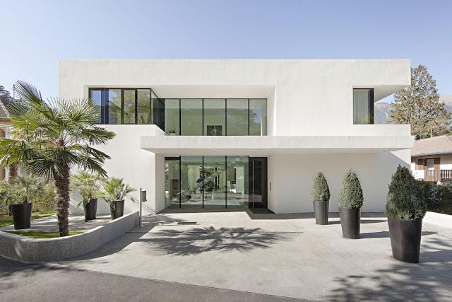 Entrance and driveway in front of the modern home