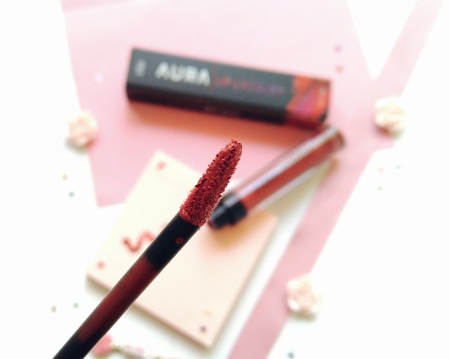 aplikatorLVF Aura Lip Lacquer pipih dan kokoh