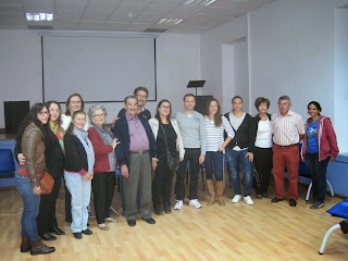 Foto grupal de ponentes y asistentes a la charla sobre el remo en Águilas