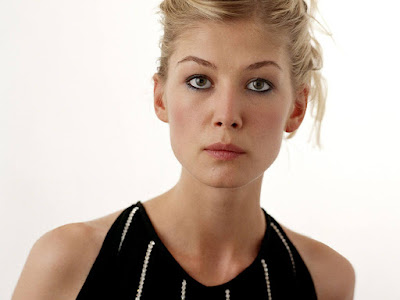 English Girl Rosamund Pike Wallpaper