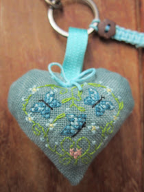 llavero, porte clefs, key holder, libelula, punto cruz, point croix, cross stitch, corazón, coeur, heart