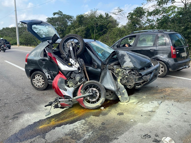 Motorista perde o controle do carro, bate em poste e colide em moto no RN