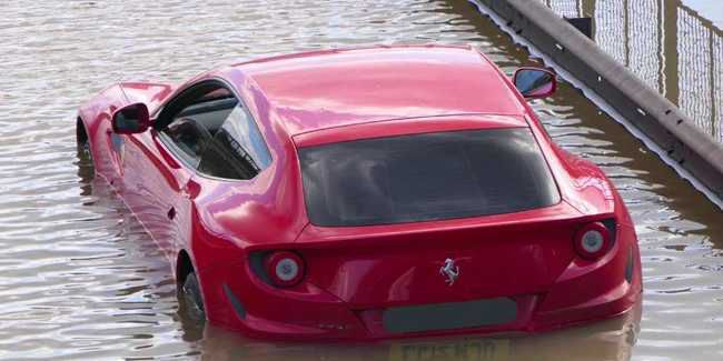 Waduh, Mobil Sport Ferrari Terjebak di Jalanan yang Banjir, naviri.org, Naviri Magazine, naviri majalah, naviri