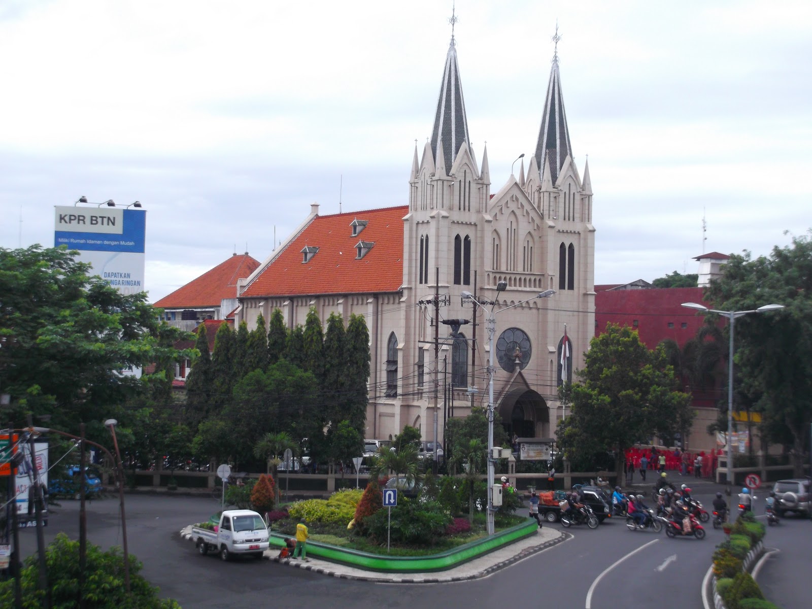 Gereja Katolik Paroki Hadi Kudus Yesus dibangun pada akhir tahun 1905 dan merupakan gereja tertua di Kota Malang Bangunan gereja ini merupakan hasil