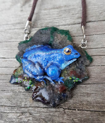 żaba, samiec żaby moczarowej, niebieski, frog, necklace, pendant, wisiorek, naszyjnik