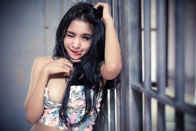 Pose Hot Model Cantik Bibie Julius