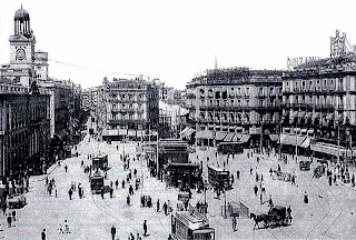 Vista general de la Puerta del Sol hacia el añó 1900. Numerosos peatones se mezclan sin orden con tranvías y coches de caballos.