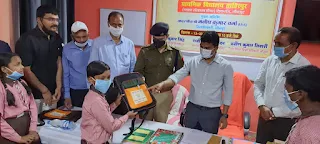 कोरे कागज जैसा होता है बच्चों का मस्तिष्क, उन्हें संवारने की भूमिका शिक्षकों की : डीएम | #NayaSaberaNetwork
