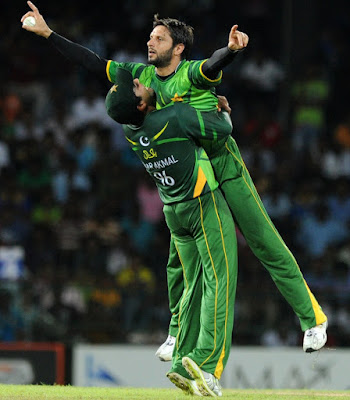 Shahid Afridi with the player-of-the-series trophy.