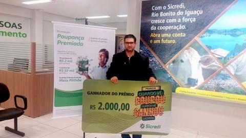 Sicredi de Rio Bonito do Iguaçu entrega prêmio da promoção Quando vê poupou, quando vê ganhou