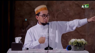 Ujian Allah selalu hadir. Apakah dalam bentuk fisik, bathin atau hati dan jiwa. Namun, dalam berbagai ayat Al Quran Allah berfirman, bahwa ujian itu akan selalu ada akhirnya. Jika mereka bersabar, maka berguguranlah dosanya.  Bahkan ujian itu, bisa berujung kebaikan yang begitu besar bagi seorang insan mengalaminya. Kita semua akan diuji Allah. Sakit berbulan-bulan bahkan harta yang kurang dan kelaparan.  Ada satu ayat Alquran yang patut kita renungi. Quran Surat Alankabut ayat 2-3, “APAKAH manusia itu mengira bahwa mereka dibiarkan saja dan mengatakan, “Kami telah beriman”, sedangkan mereka tidak diuji? Dan sesungguhnya Kami telah menguji orang-orang yang sebelum mereka, maka sesungguhnya Allah mengetahui orang-orang yang benar dan sesungguhnya Dia mengetahui orang-orang yang dusta.” (QS. Al-Ankabut ayat 2-3).  Sahabat, ini adalah surat cinta dari Allah. Betapa Allah mencintai hambaNya lebih dari apapun. Siapapun yang saling mencintai akan senang jika mendapat surat cinta. Apalagi surat cinta dari Tuhan Semesta Alam, yaitu Allah SWT.  Seperti sabda Nabi:  أحَبَّ اللهُ قومًا ابْتلاهُمْ  “Jika Allah mencintai suatu kaum maka mereka akan diuji.” (HR. Ath-Thabrani dalam Mu’jamul Ausath, 3/302. Dishahihkan Al-Albani dalam Shahih Al-Jami’ no. 285).   Maka, setiap manusia yang beriman pasti akan Allah uji, baik dengan masalah ataupun kebahagiaan. Namun, yang harus kita yakini, ujian apapun ialah tanda Allah sayang dan cinta pada hambaNya.  Saat kita dicintai oleh seseorang, maka kita akan menguji orang tersebut, apakah benar mencintai kita atau cintanya palsu? Begitu juga dengan Allah. Setiap masalah yang Allah beri pada hamba pilihanNya adalah tanda bahwa Allah ingin melihat bukti cinta dari hambaNya.  Dan di balik masalah atau ujian, pasti ada hikmah dan ilmu yang hendak Allah beri. Allah SWT berfirman yang artinya: “Allah menganugerahkan hikmah kepada siapa yang dikehendaki-Nya. Dan barangsiapa yang dianugerahi hikmah, ia benar-benar telah dianugerahi karunia yang banyak. Dan hanya orang-orang yang berakallah yang dapat mengambil pelajaran (dari firman Allah).” (QS. Al-Baqarah [2]: 269).  Selalu ada hikmah di balik apapun yang terjadi. Selalu ada ilmu yang Allah selipkan dari setiap masalah dan ujian. Jika saat kita berdoa meminta kesabaran, Maka bisa jadi jawabannya ialah Allah berikan masalah agar sabar. Dan apakah bisa melewati ujian sabar atau tidak. Jika kita berdoa ingin diberi keikhlasan, maka Allah memberi masalah misal dengan kehilangan sesuatu agar hambaNya belajar ikhlas. Jadilah hambaNya yang senantiasa memetik hikmah di balik semua masalah dan ujian karena sejatinya untuk kebaikan kita dan bekal yang Allah beri untuk hamba-hambaNya.   Mari kita membalas cinta Allah dengan sebaik-baik cinta. Dan senantiasa mengambil hikmah dari setiap masalah dan ujian yang Allah beri. Masalah ada agar kita semakin cinta padaNya dan menjadi hambaNya yang kuat bukan lemah. Semoga kita menjadi hamba special di hadapan Allah. Hingga bisa bertemu denganNya suatu saat nanti di negeri akhirat yang kekal dan abadi.