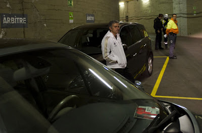 Mou espera al arbitro en el parking del Barça