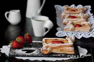 Hojaldre (cuadraditos) Rellenos de Crema Pastelera y Fresas