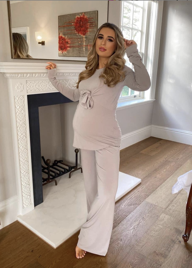 Dani-Dyer-is-back-again-with-another-great-maternity-collection-fashion-idea-0069