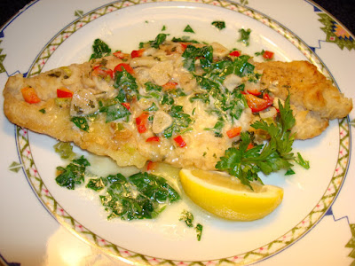 BAGRE AL AJILLO ( SILURO, CATFISH ). JON MICHELENA INGREDIENTES 6 filetes de Bagre o Lenguado. 1 cucharadita sal. 1/4 cucharadita de pimienta triturada. 1/3 taza de harina. 1/4 taza de aceite de oliva o vegetal. SALSA DE AJO 1 cucharada de aceite de oliva. 1/3 taza de mantequilla. 1/4 taza de ajo cortado en rodajas. 1/4 taza de cebollinos verdes, cortados a lo ancho y fino. 1/4 taza de perejil lavado y picado. 2 cucharadas de pimiento rojo, cortado en cuadritos pequeños. Cortar un limón en 6 trocitos en ángulos.
