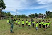 Melalui Metode Pembelajaran Outdoor Learning, Satgas Pamtas Yonarmed 19/105 Trk Bogani Tanamkan Wawasan Kebangsaan Kepada Siswa SD 15 Riam Sejawak