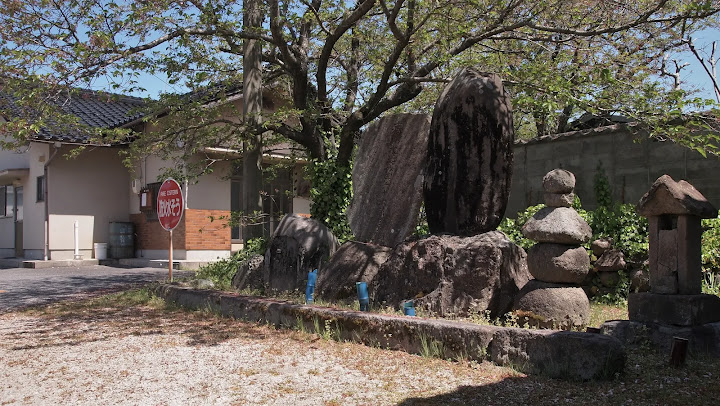 鳥取県淀江町中間公民館前の石造物群
