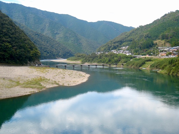 岩間沈下橋を遠望