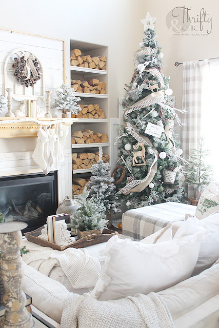 Farmhouse Christmas living room decor and decorating ideas. Christmas tree ideas. Easy Christmas decor. DIY Christmas decor. Christmas mantel ideas. Easy Christmas mantel decor. Christmas mantle ideas.