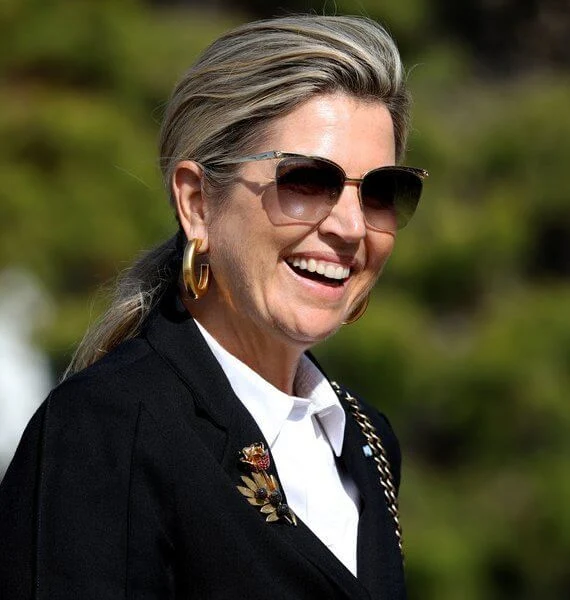 Queen Maxima wore a new navy blue structured shoulder bell sleeve blazer, and trousers. Gold brooch