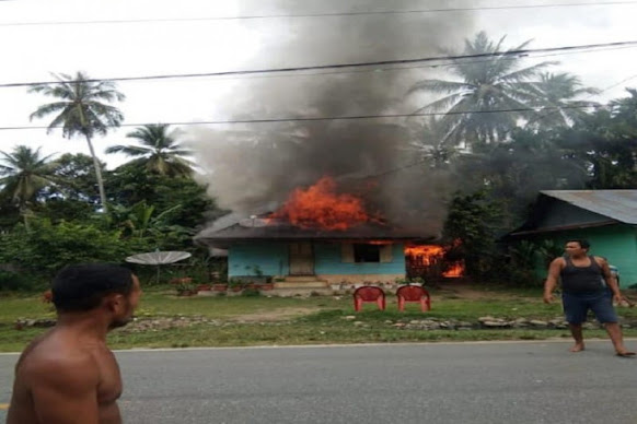 Ditinggal pergi, rumah wartawan terbakar di Tapteng