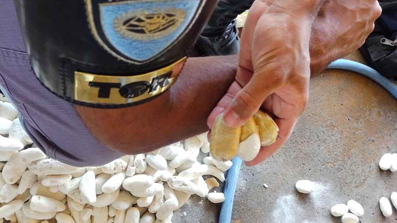 Traficante esconde drogas dentro de batatas e acaba preso