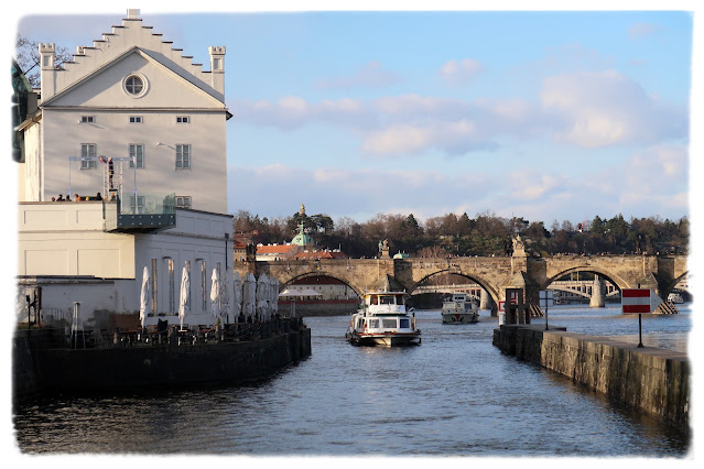 På båttur på Moldau (Vltava) sentralt i Praha.