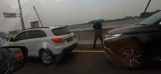 Viral Foto Orang Kencing Di Jalan Tol Elevated