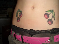 Quatro cerejas tatuadas na barriga