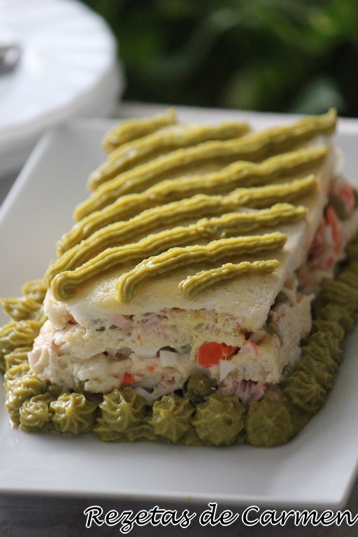 Pastel salado de ensaladilla y pan de molde