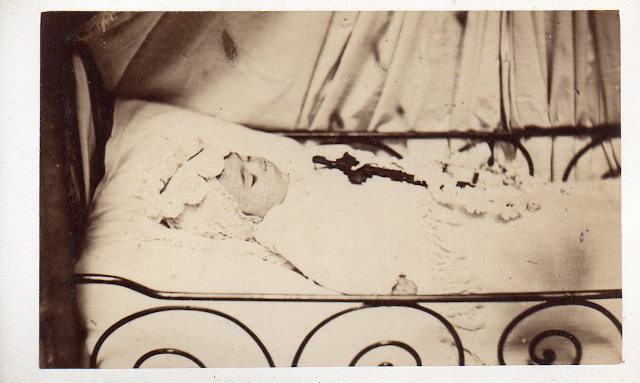 Fotografía post mortem de una niña en 1883.  F. Violette Nuits.