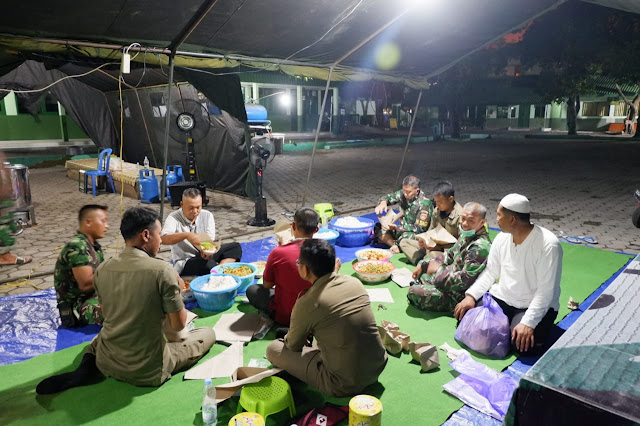 KodimKaranganyar – Kejar Target Untuk Sahur Warga Yang Terdampak Cobid 19, TNI, Polri dan Satpol PP Kompak Bungkus Nasi