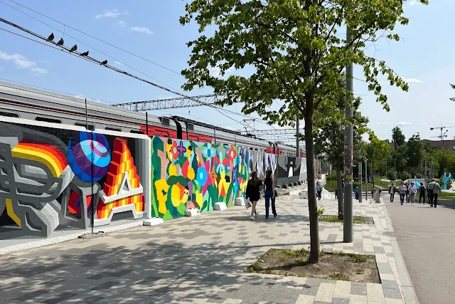 Верхняя Сыромятническая улица, дворы, железнодорожная станция Москва-Пассажирская-Курская, официальные граффити
