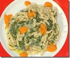 Trofiette con spinaci, stracchino e gocce di peperone