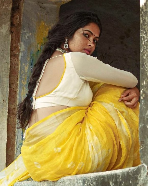 Actress Divi Vadthya Latest Hot Photos in Yellow Saree