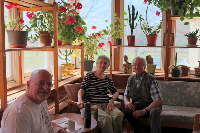 Pierre, Denyse et Keith se relaxent dans la véranda du Centre Galilée.