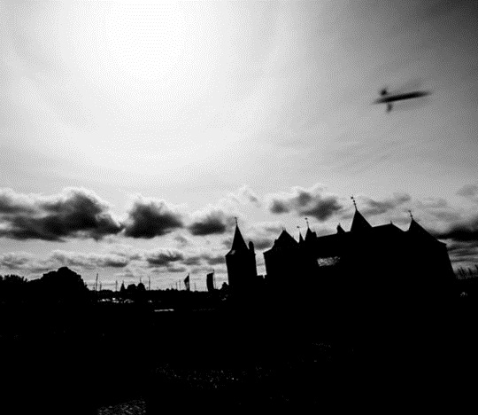 UFO sitting,Medieval Castle,UFO Netherlands