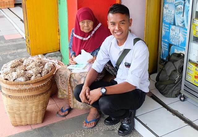 Profil Teladan Nenek Rukhani yang Berdagang sambil Mengaji