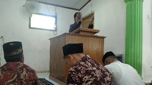 Buya Yakmaludin Khatib Salat Idul Fitri di Surau Cangkeh.