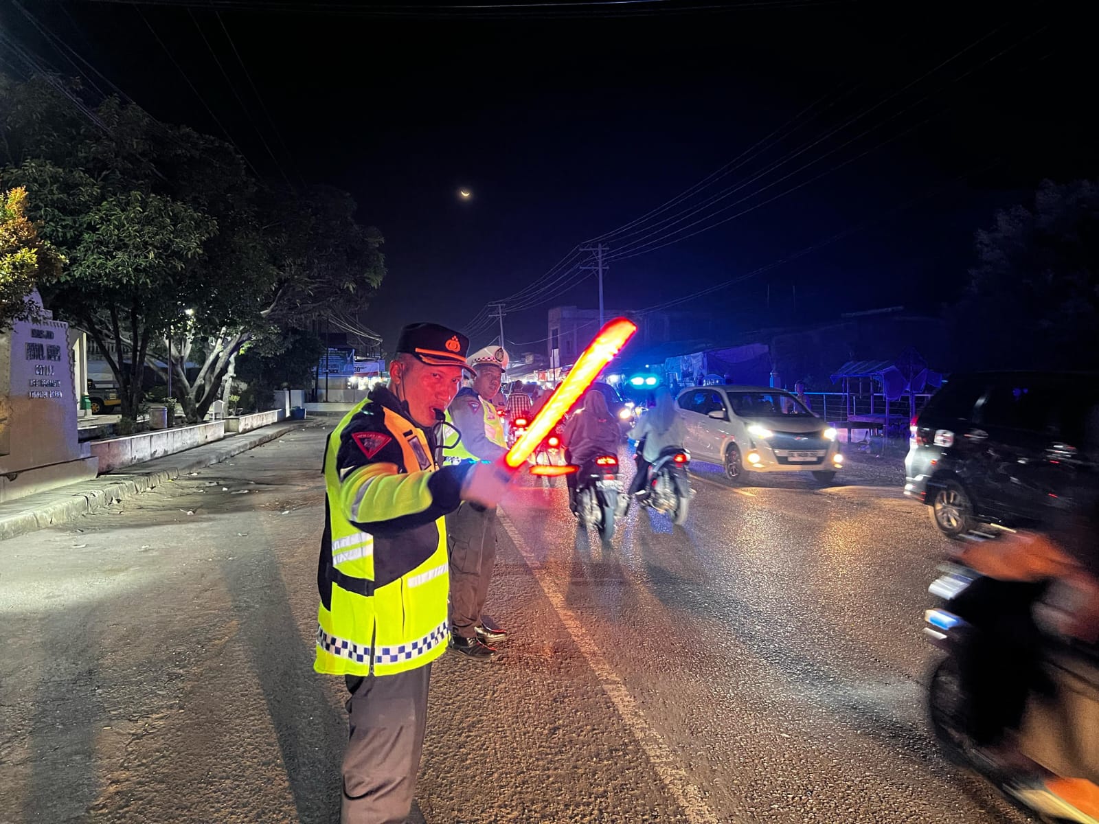 Kapolres Bireuen Turun Langsung Atasi Kemacetan di Kecamatan Peusangan