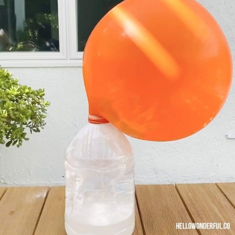 Giant balloon baking soda and vinegar science experiment