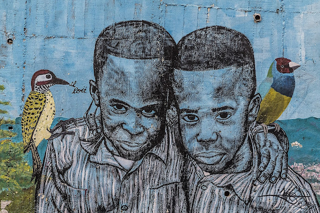 mural de ninos colombianos de raza negra - como muestra de combatir el racismo